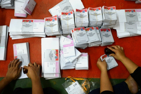 Memantau pelipatan dan penyortiran surat suara Pilkada Tangsel