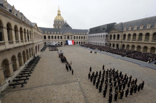 Suasana khidmat upacara mengenang korban Teror Paris