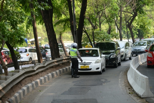 Separator tinggi, mobil penerobos busway antre ditilang polisi