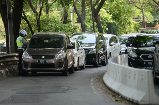 Separator tinggi, mobil penerobos busway antre ditilang polisi