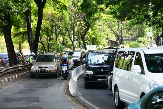 Separator tinggi, mobil penerobos busway antre ditilang polisi