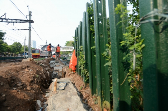 Cegah kecelakaan, pagar perlintasan kereta di Palmerah diperbaiki