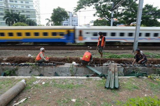 Cegah kecelakaan, pagar perlintasan kereta di Palmerah diperbaiki