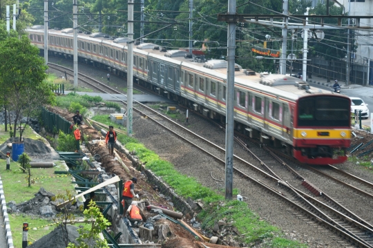 Cegah kecelakaan, pagar perlintasan kereta di Palmerah diperbaiki