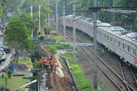 Cegah kecelakaan, pagar perlintasan kereta di Palmerah diperbaiki