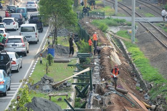 Cegah kecelakaan, pagar perlintasan kereta di Palmerah diperbaiki