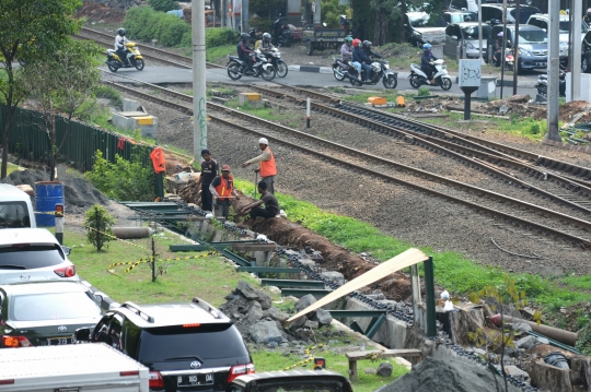 Cegah kecelakaan, pagar perlintasan kereta di Palmerah diperbaiki