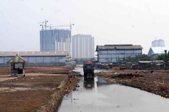 Memantau perkembangan proyek tanggul di Pantai Muara Baru