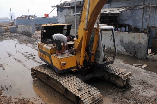 Memantau perkembangan proyek tanggul di Pantai Muara Baru