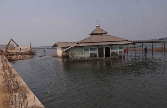 Memantau perkembangan proyek tanggul di Pantai Muara Baru