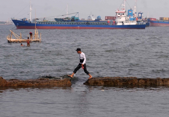 Memantau perkembangan proyek tanggul di Pantai Muara Baru