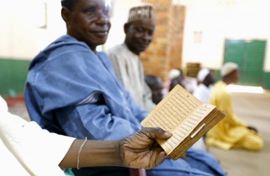 Keakraban Paus Fransiskus duduk bersama imam masjid di Afrika Tengah