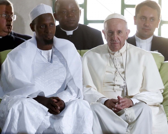 Keakraban Paus Fransiskus duduk bersama imam masjid di Afrika Tengah