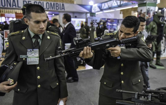Menjajal aneka senjata di Expodefence Fair 2015 di Bogota