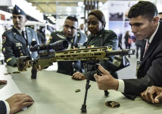 Menjajal aneka senjata di Expodefence Fair 2015 di Bogota