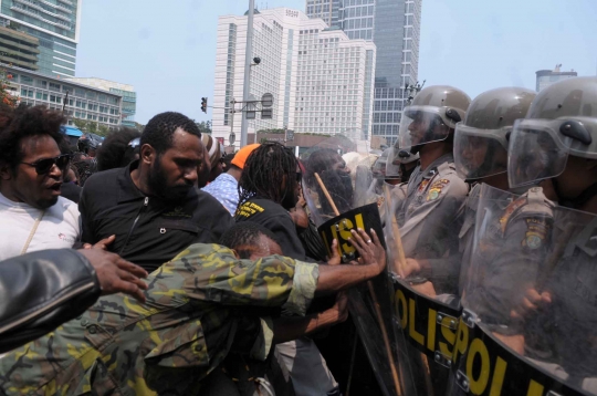 Ini suasana mencekam saat bentrokan mahasiswa Papua dan polisi di HI