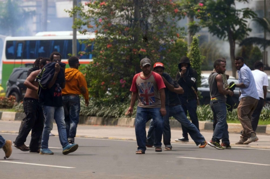 Ini suasana mencekam saat bentrokan mahasiswa Papua dan polisi di HI