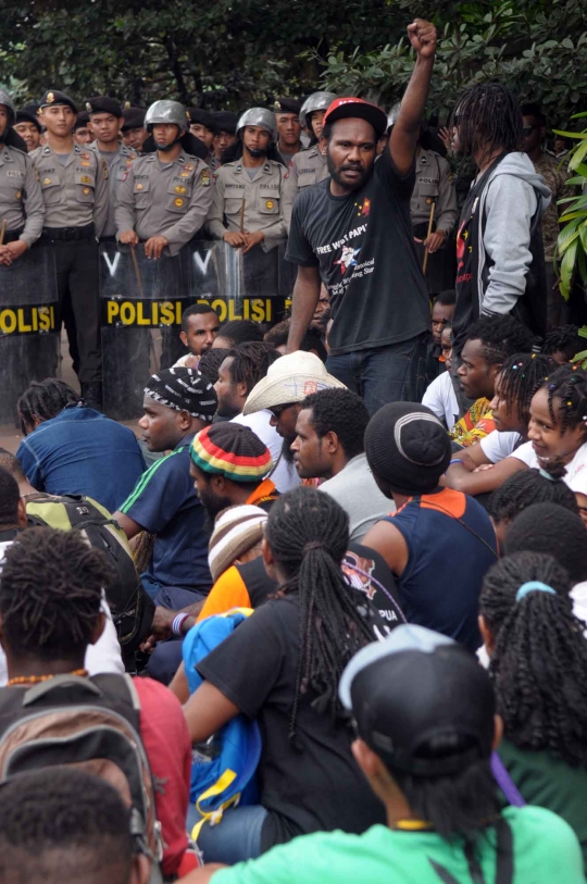 Ini suasana mencekam saat bentrokan mahasiswa Papua dan polisi di HI