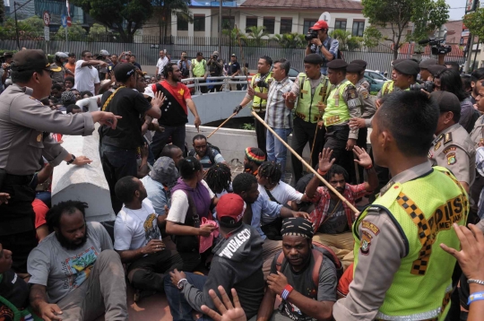 Ini suasana mencekam saat bentrokan mahasiswa Papua dan polisi di HI