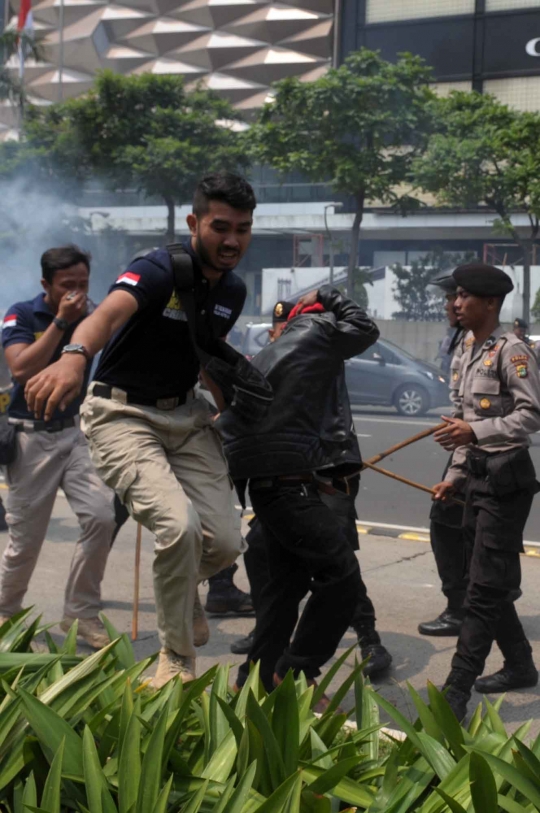 Ini suasana mencekam saat bentrokan mahasiswa Papua dan polisi di HI