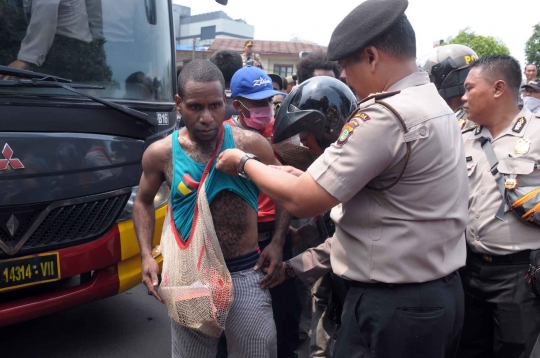 Ini suasana mencekam saat bentrokan mahasiswa Papua dan polisi di HI