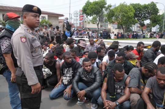 Ini suasana mencekam saat bentrokan mahasiswa Papua dan polisi di HI