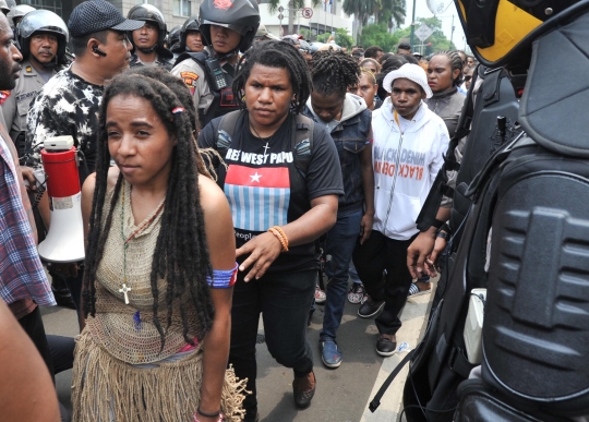 Usai bentrok, massa mahasiswa Papua diamankan ke Mapolda