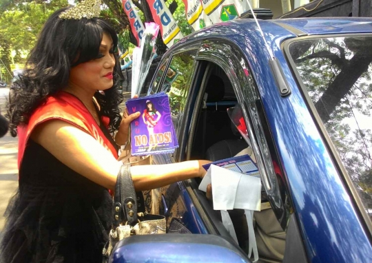 Aksi centil waria di Malang bagi-bagi kondom saat Hari AIDS Sedunia