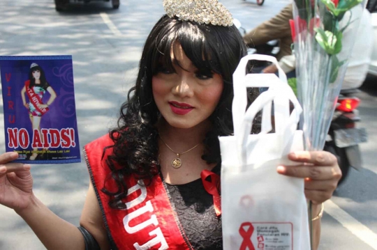 Aksi centil waria di Malang bagi-bagi kondom saat Hari AIDS Sedunia
