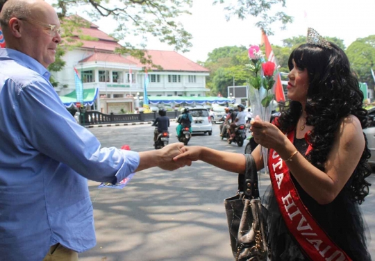 Aksi centil waria di Malang bagi-bagi kondom saat Hari AIDS Sedunia