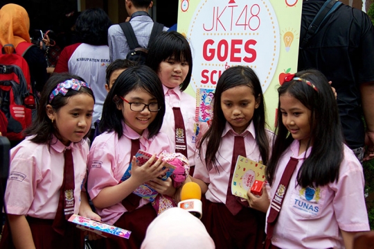 Kenalkan budaya minum susu, JKT48 kunjungi SD di Bekasi