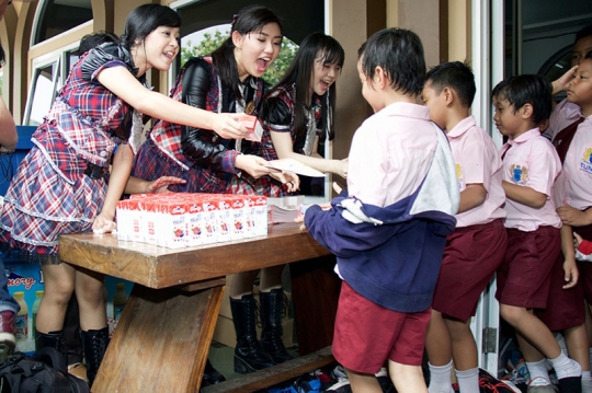 Kenalkan budaya minum susu, JKT48 kunjungi SD di Bekasi