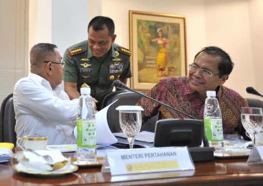 Gelar ratas bahas alutsista, Jokowi singgung pembelian helikopter