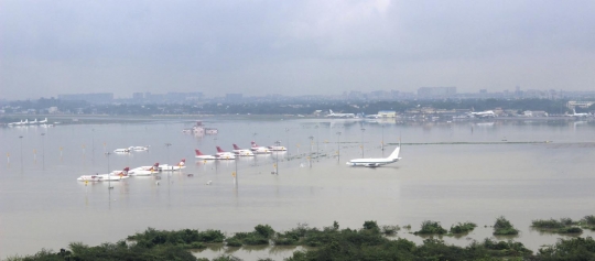 Parahnya banjir di India sampai rendam dan seret pesawat