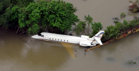 Parahnya banjir di India sampai rendam dan seret pesawat