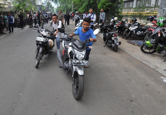 Tertibkan parkir liar di Thamrin City, petugas angkut ratusan motor