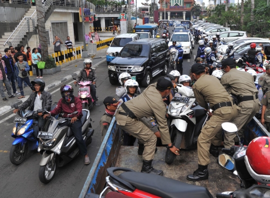 Tertibkan parkir liar di Thamrin City, petugas angkut ratusan motor