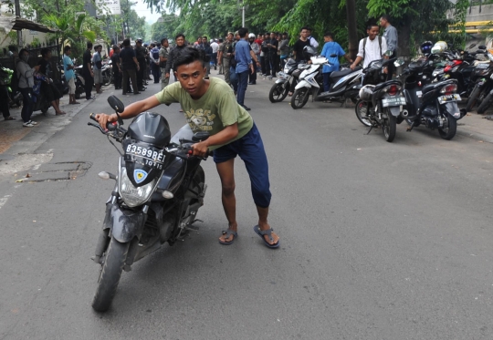 Tertibkan parkir liar di Thamrin City, petugas angkut ratusan motor