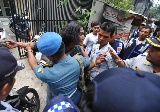 Tertibkan parkir liar di Thamrin City, petugas angkut ratusan motor