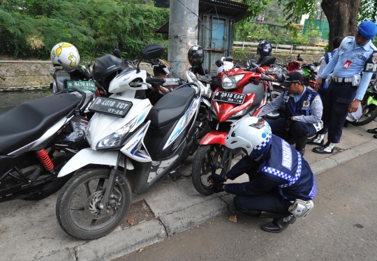 Tertibkan parkir liar di Thamrin City, petugas angkut ratusan motor