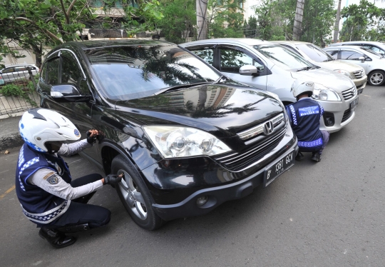 Tertibkan parkir liar di Thamrin City, petugas angkut ratusan motor