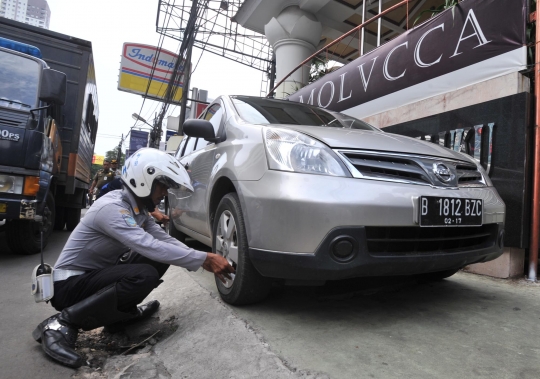 Tertibkan parkir liar di Thamrin City, petugas angkut ratusan motor