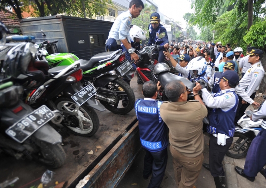 Tertibkan parkir liar di Thamrin City, petugas angkut ratusan motor