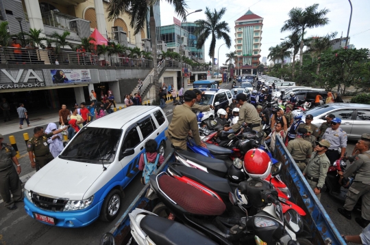 Tertibkan parkir liar di Thamrin City, petugas angkut ratusan motor