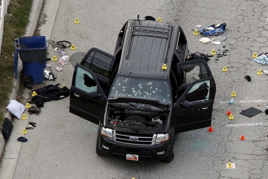 Kondisi mobil tersangka penembakan California usai dikepung polisi