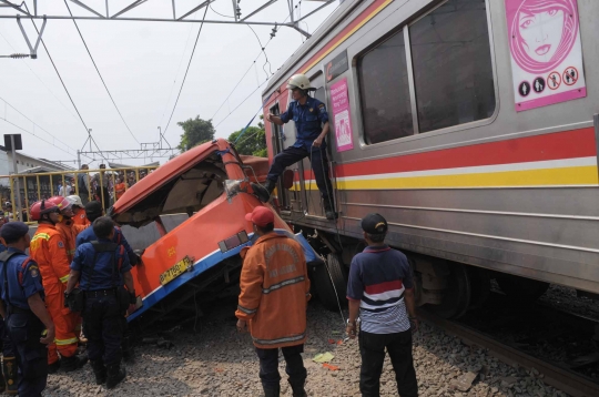 Ini metromini nahas tertabrak KRL di Muara Angke