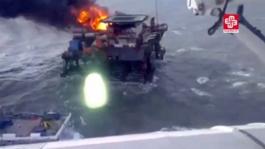 Dahsyatnya kebakaran kilang minyak di Laut Kaspia, 32 tewas