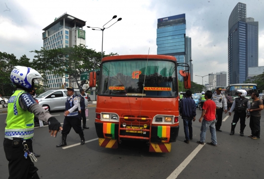Puluhan angkutan umum terjaring razia di Jalan Sudirman