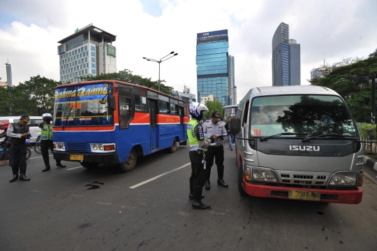 Puluhan angkutan umum terjaring razia di Jalan Sudirman