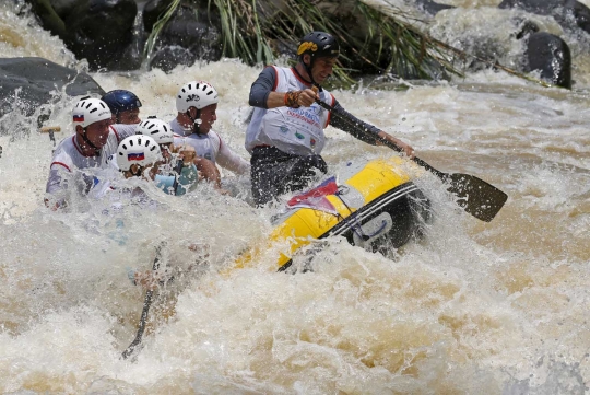 Persaingan sengit atlet rafting dunia arungi derasnya Sungai Citarik